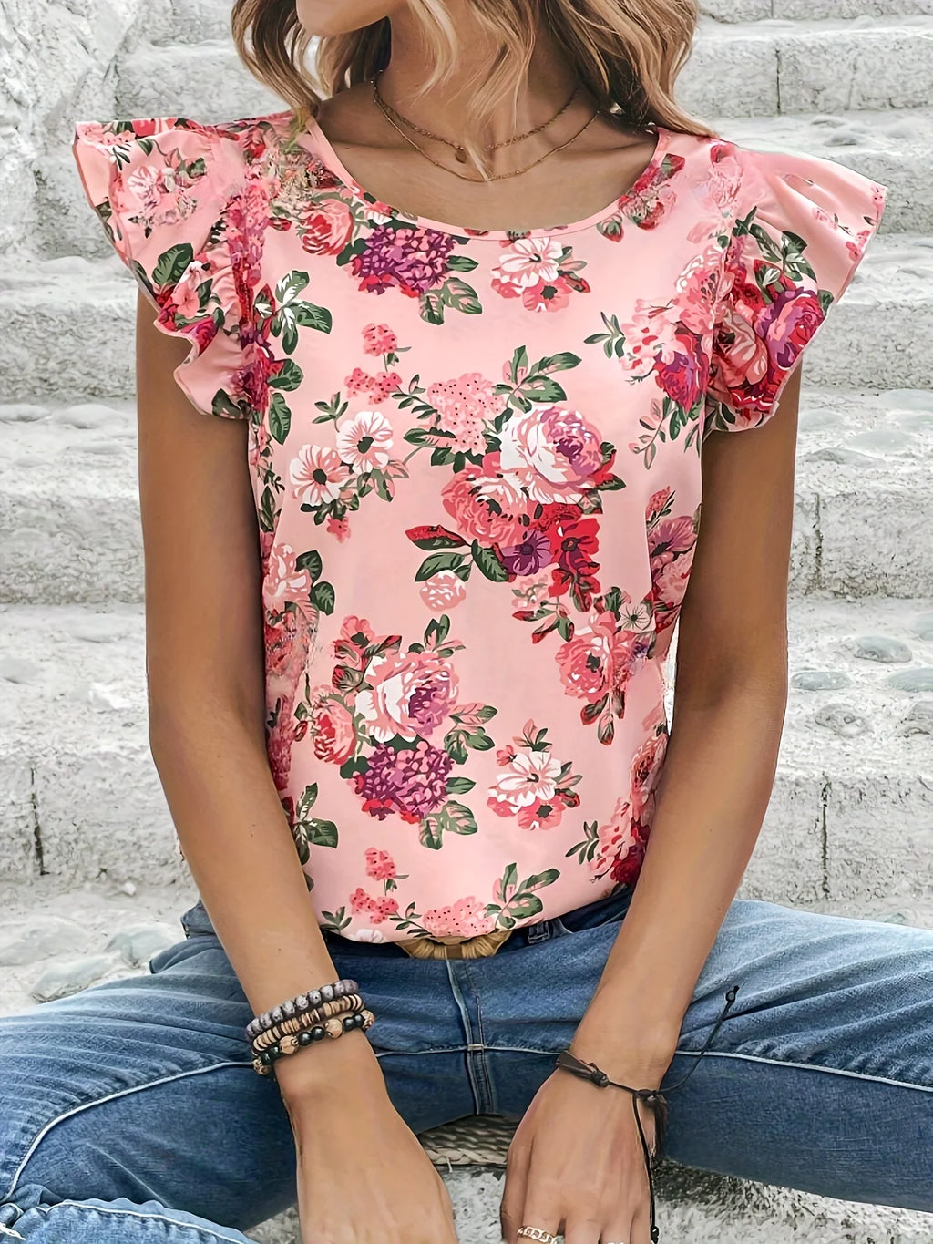 Elegante camisa con cuello redondo y estampado floral con borde de volantes