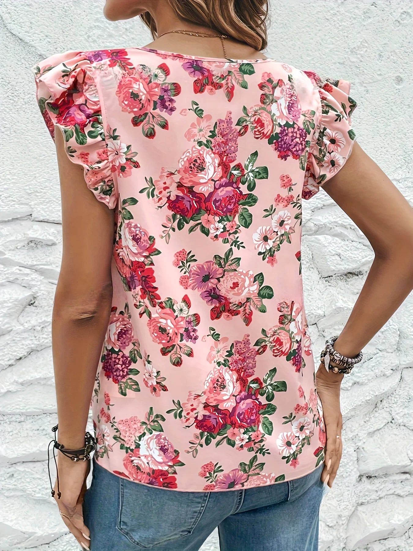 Elegante camisa con cuello redondo y estampado floral con borde de volantes