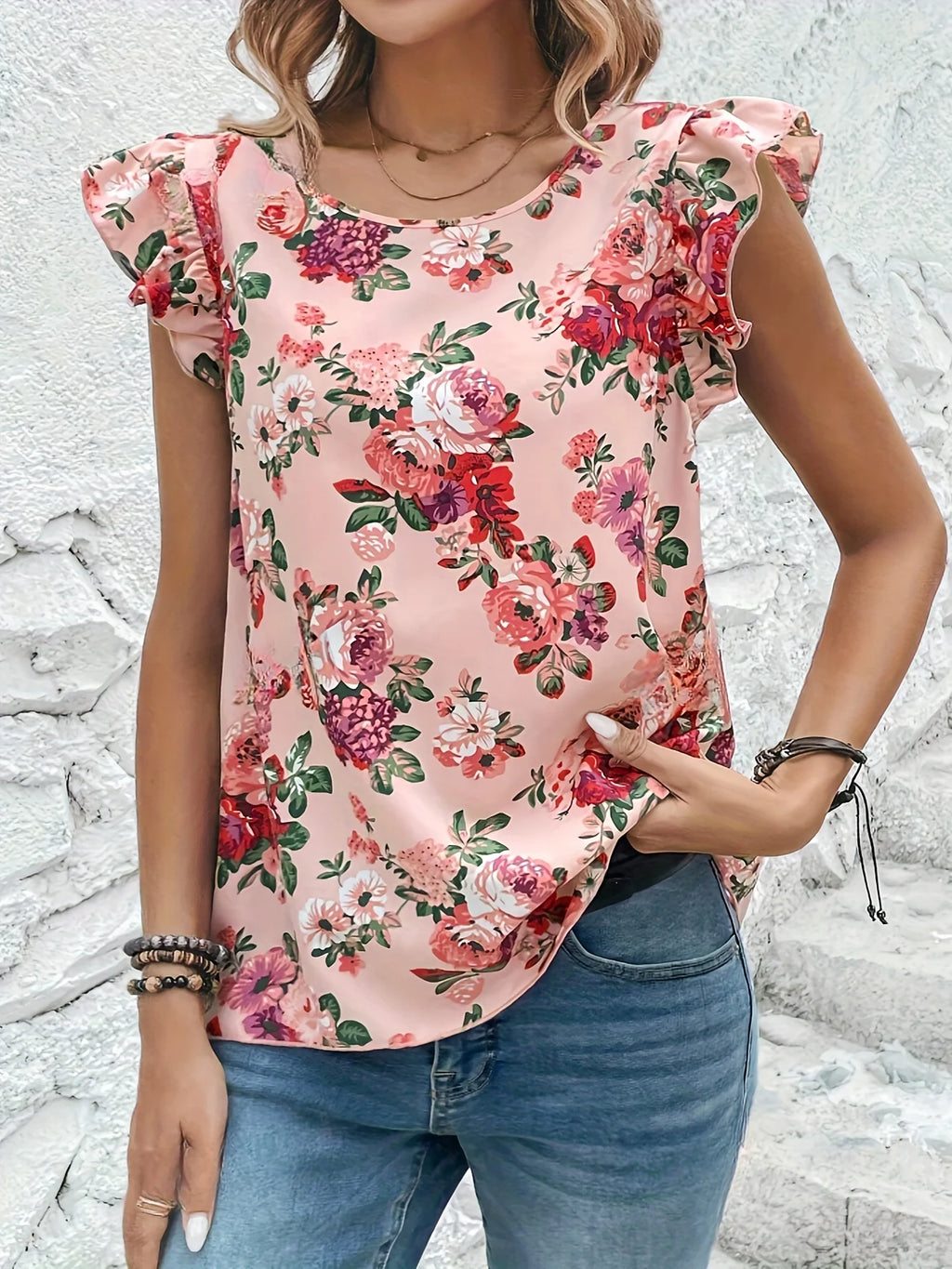 Elegante camisa con cuello redondo y estampado floral con borde de volantes